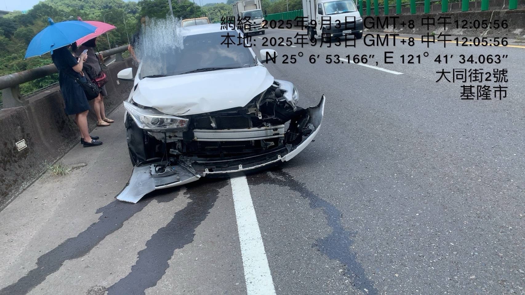 陳女駕駛的TOYOTA YARIS車頭嚴重毀損。