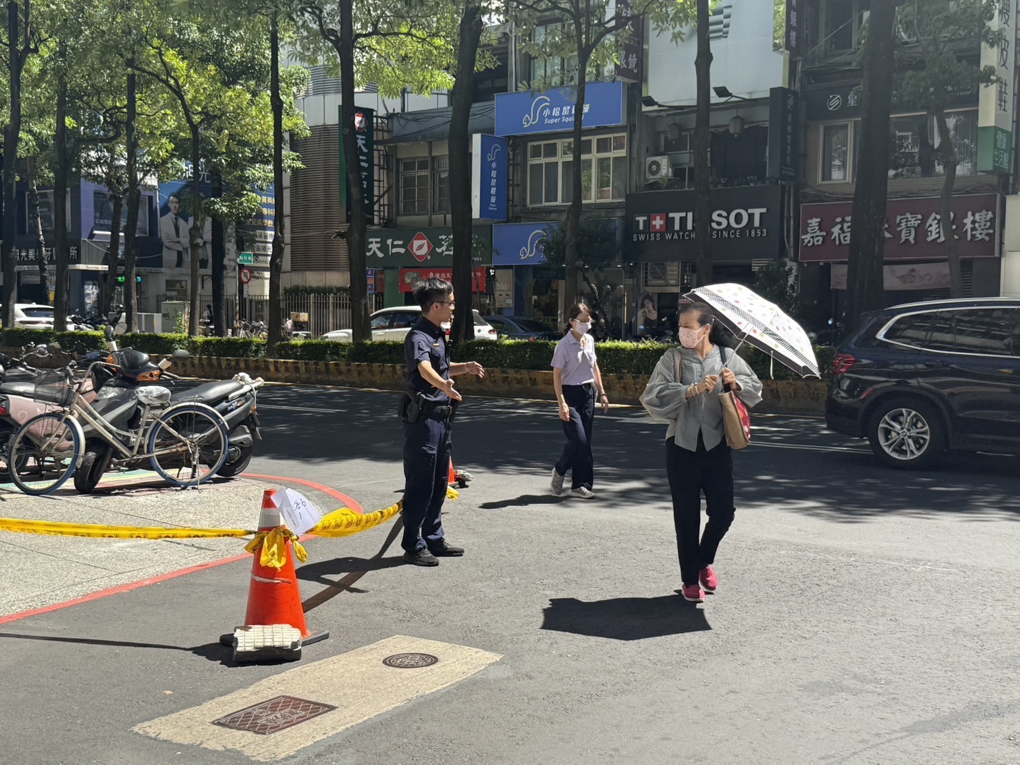 警方獲報後到場拉起封鎖線，並通報相關單位協助處理。