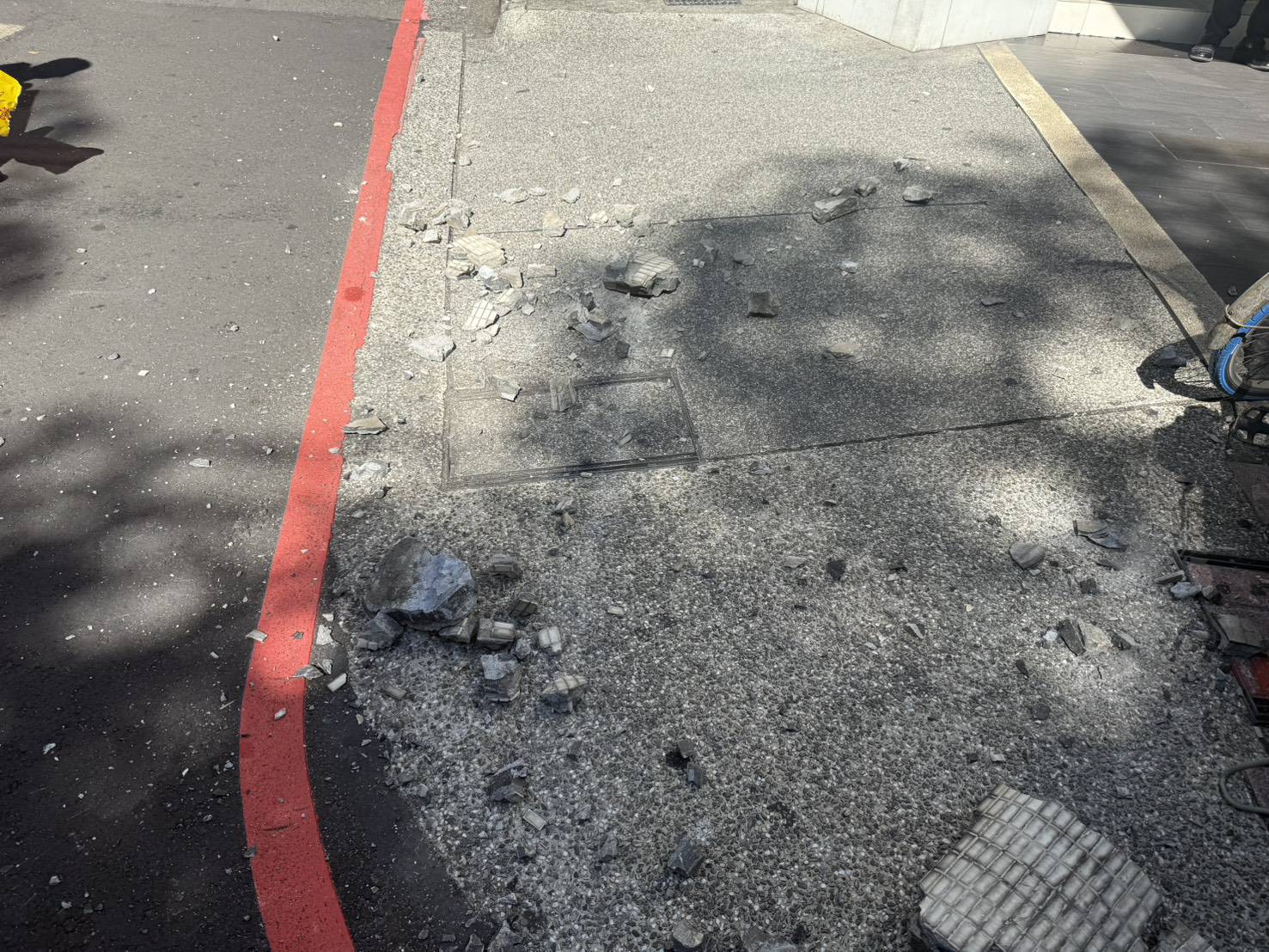 捷運頂溪站2號出口附近1處大樓外牆磁磚剝落，險些砸中路過行人。