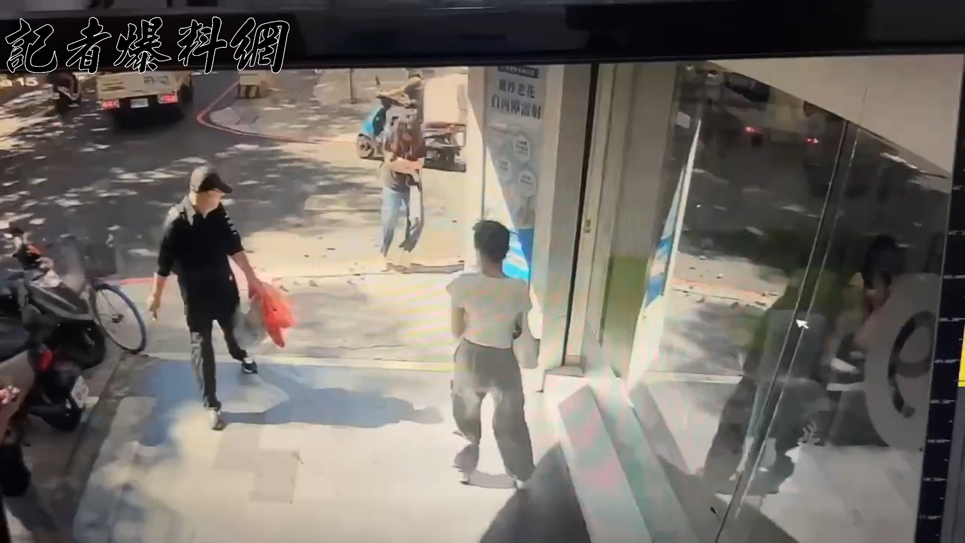 新北市永和區永和路二段，今（6）日上午9時許傳出磁磚掉落事件，險些砸中當時路過行人。