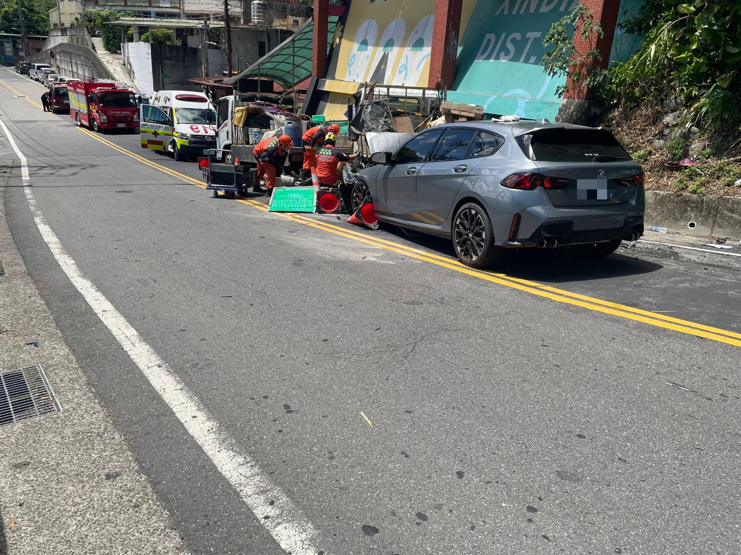 36歲黃姓男子駕駛BMW 1系小鋼炮，疑因下坡車速過快失控，撞上正在路邊進行水利工程的工程車