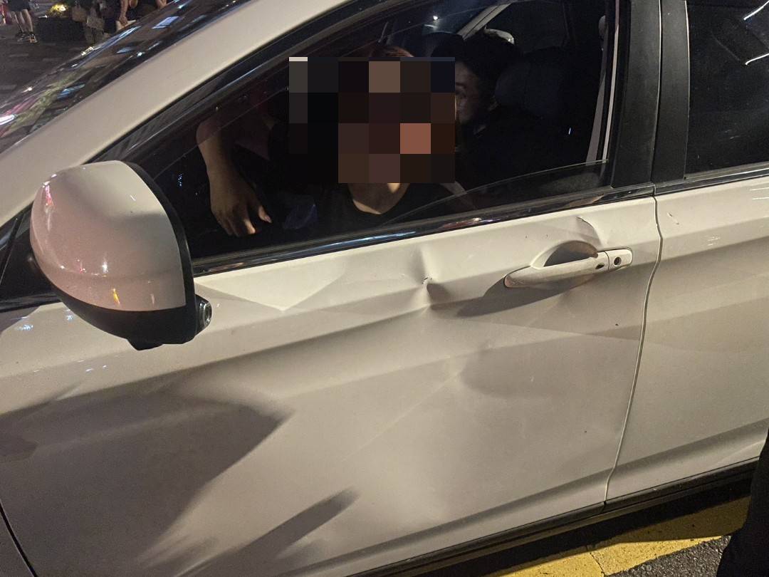 莫名被攔車又遭砸的蔡姓女駕駛。​