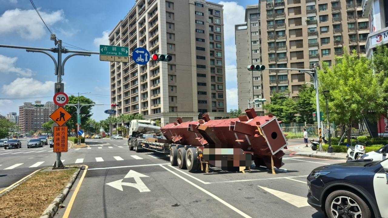 新北市三重區今（7）日上午11時許發生1起驚險的交通意外。