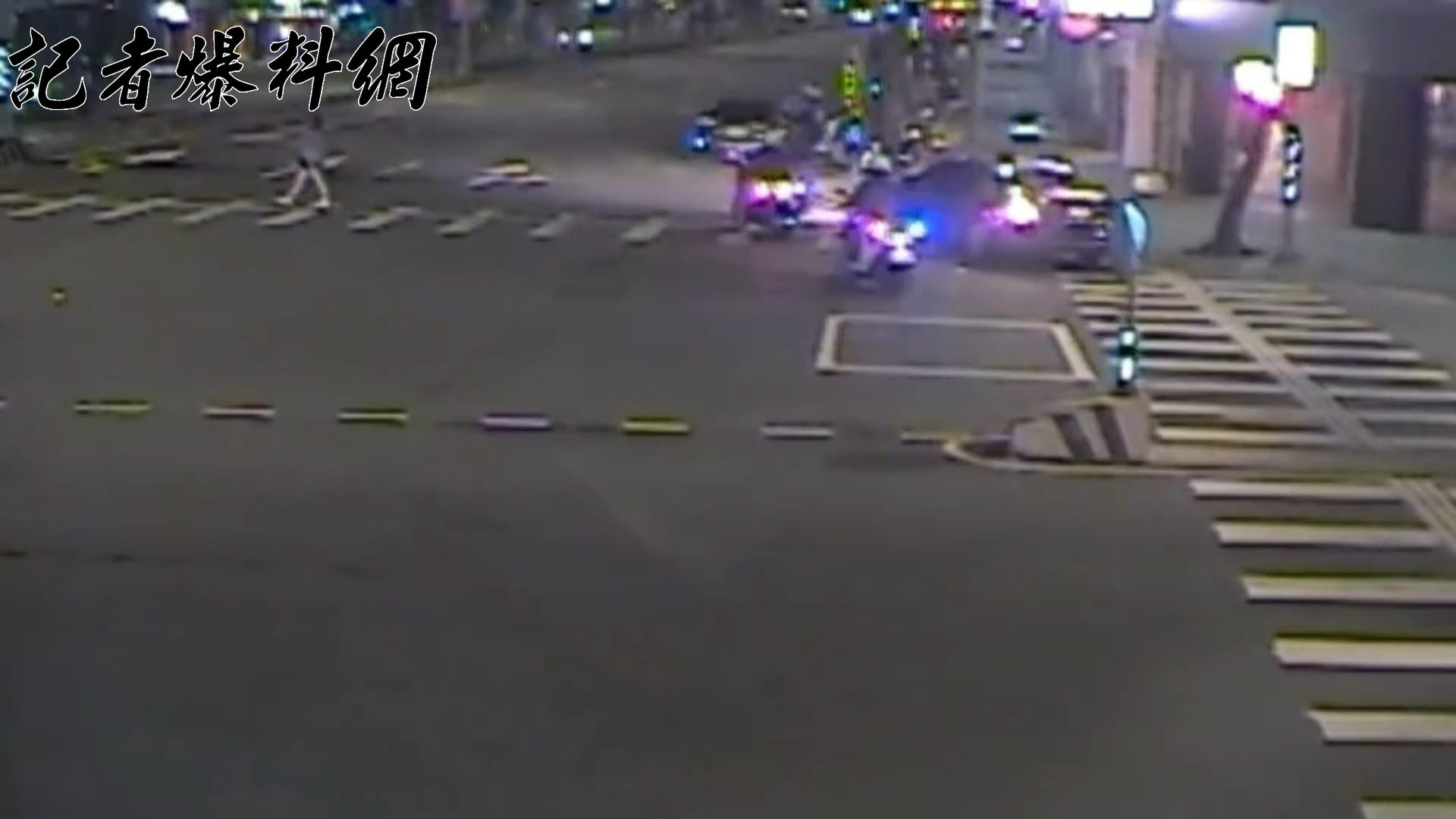 警方巡邏行經板橋區雙十路二段、文化路二段路口時，發現1輛自小客車上的駕駛和副駕駛座乘客都未繫安全帶，主動上前攔查。