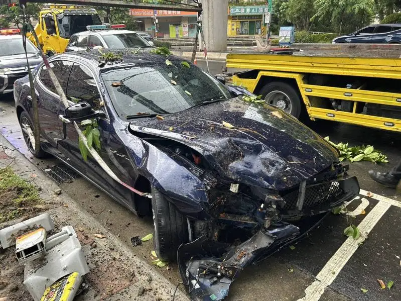 30歲劉姓男子駕駛有「海神」之稱的瑪莎拉蒂Ghibli轎車，疑因天雨路滑，起步時失控打滑，不僅撞斷路樹、毀損YouBike站樁，還波及路邊停放的3輛自小客車。