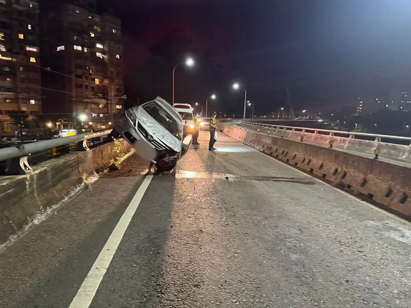 新北市汐止區貨櫃引道，昨（8）日晚間23時許發生1起離奇車禍。