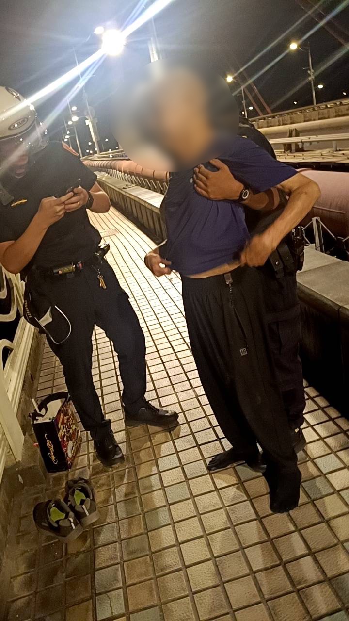 員警把握時機，迅速上前一把將李翁環抱，並將人拉回橋上安全處。