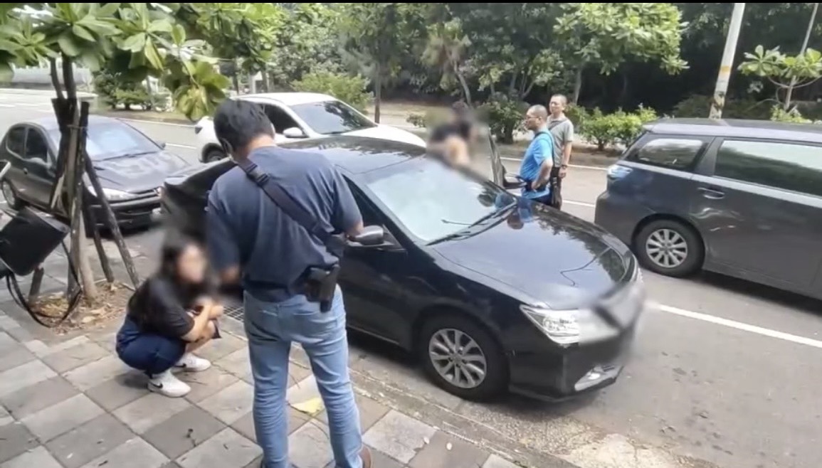 警方趁陳女外出時上前查緝，她不知情的閨蜜嚇得蹲坐在地。