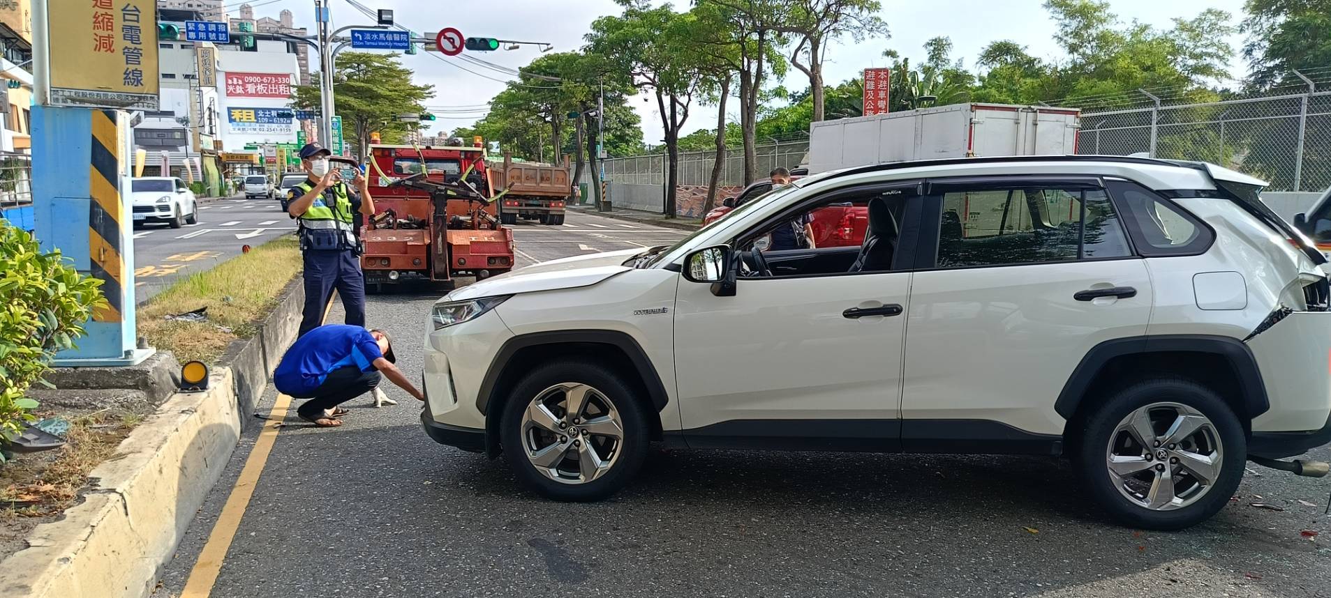 首當其衝遭撞的休旅車受損較為嚴重，38歲的鄧姓駕駛因頸部扭傷，由救護車送醫治療。