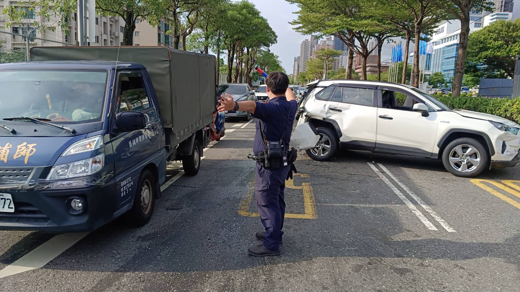 事故發生後，4輛車佔據了內側2個車道，導致後方車流一度回堵約3公里。