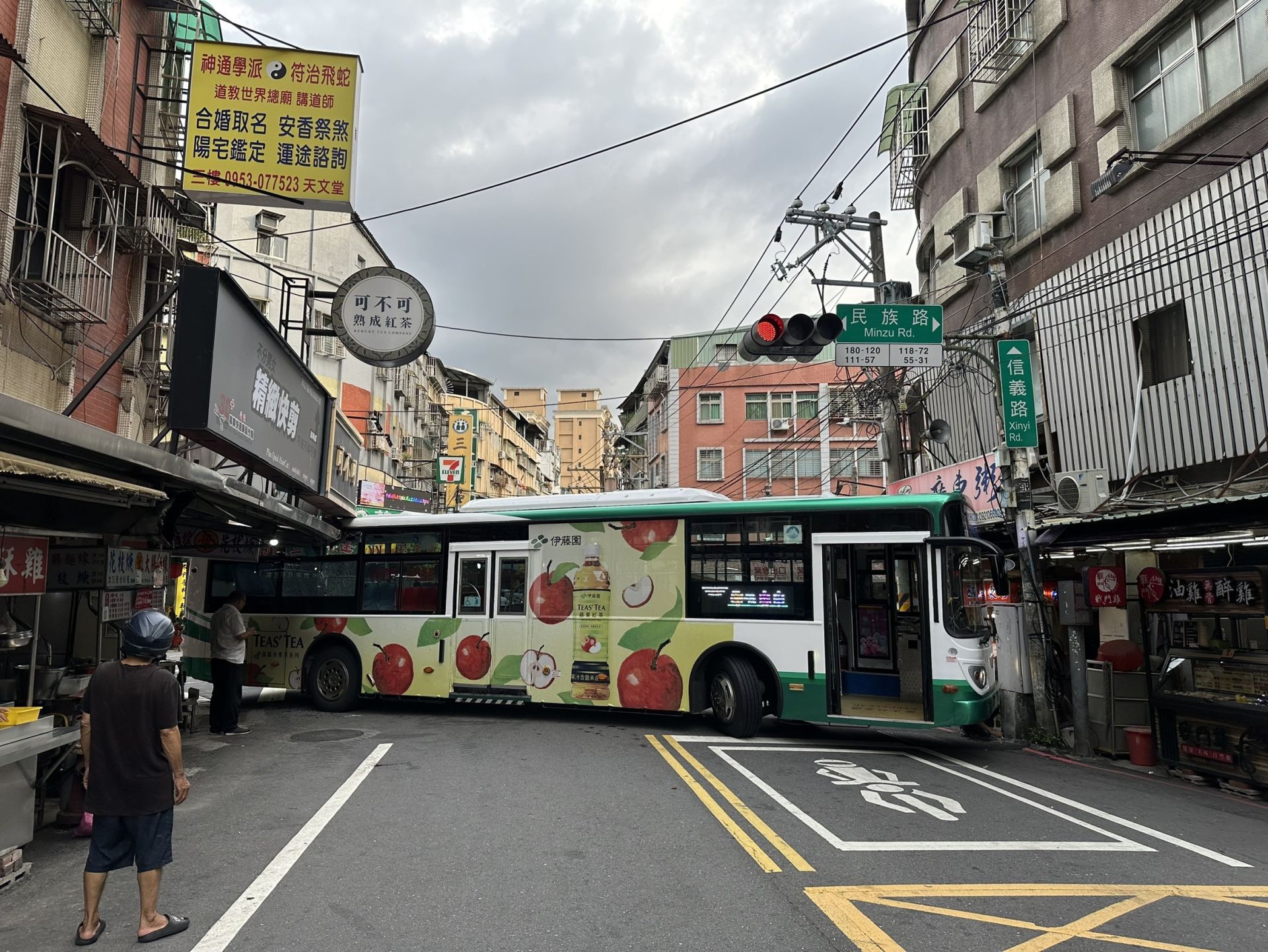 新北市蘆洲區民族路、信義路口，昨（9）日下午16時許發生1起公車自撞意外。