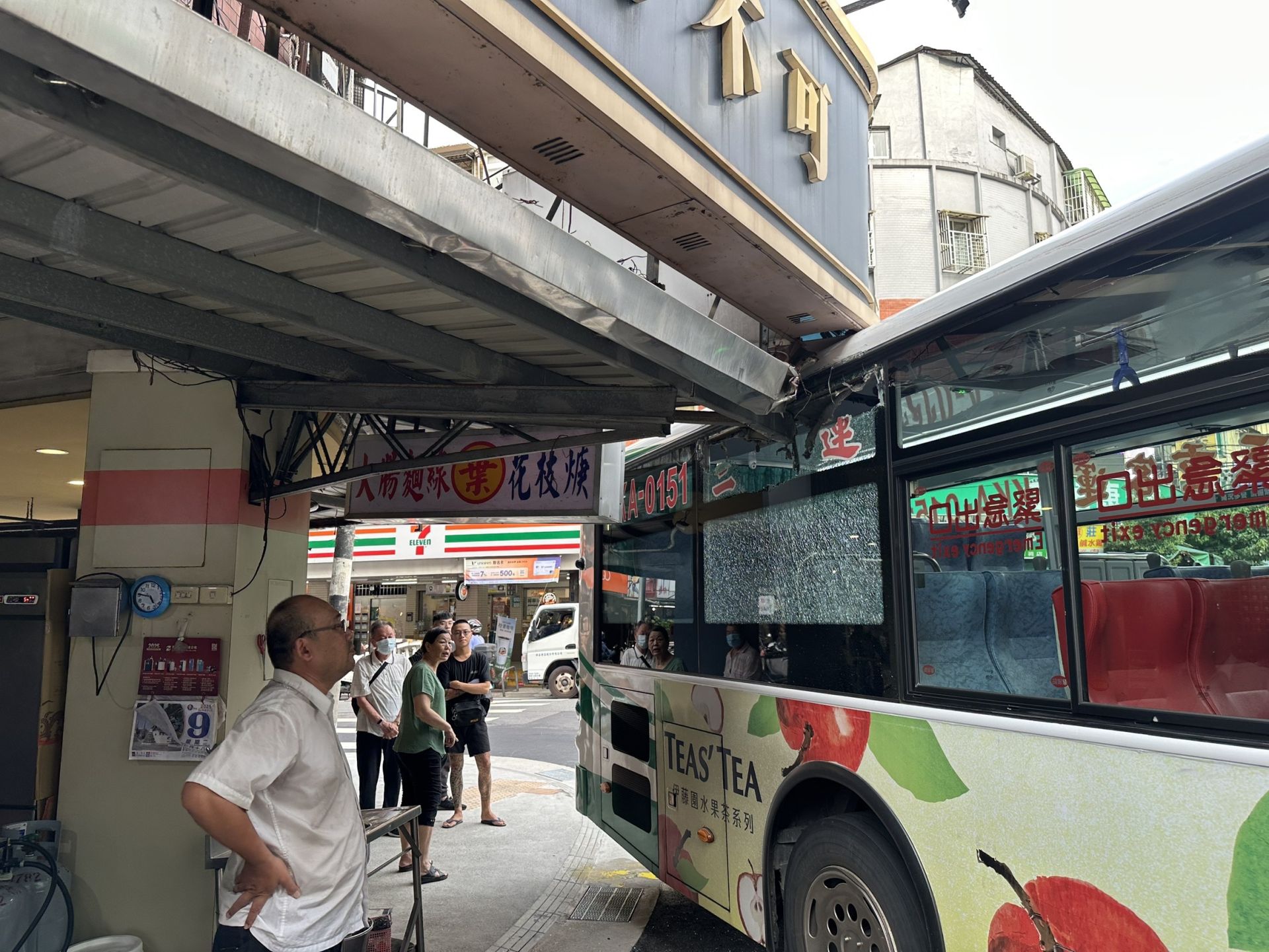 55歲林姓司機駕駛學生專車，轉彎時不慎擦撞到路旁店家的招牌，招牌的鐵架直接撞破玻璃，插入車內。