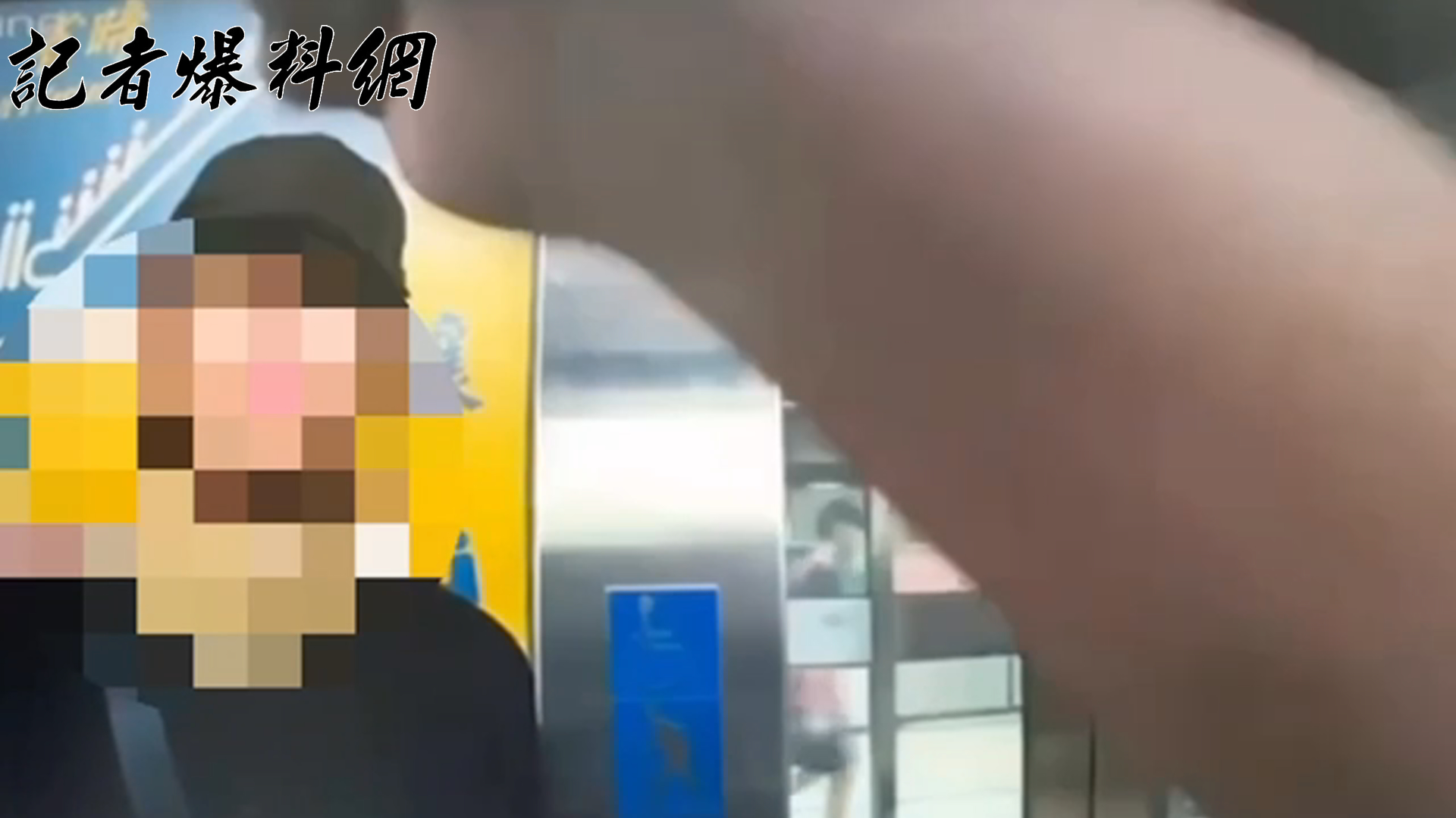 酒醉男子疑似想強行上車，卻因隨身物品掉落一地，妨礙月台門關閉，還在現場大聲喧嘩。