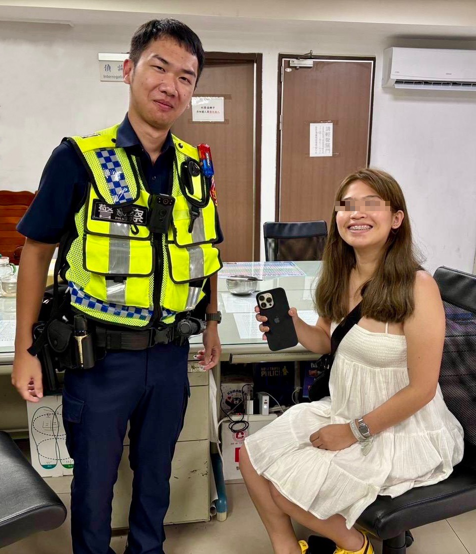 24歲菲律賓籍邱姓女子日前獨自來台旅遊，卻在野柳觀光時不慎將手機遺落在客運上，警方在短短40分鐘內就協助她找回手機，讓她破涕為笑。