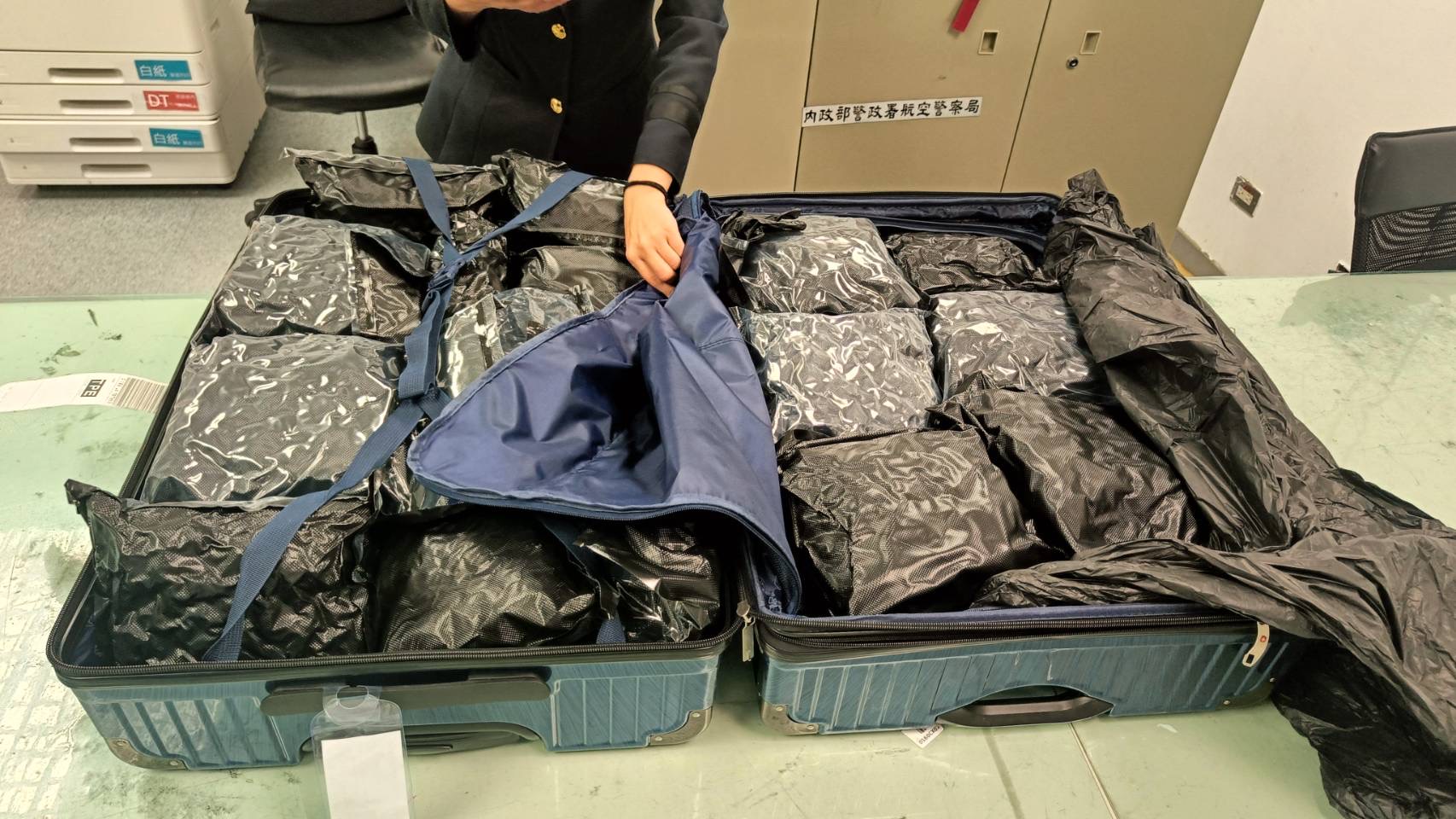 航警局與關務署在桃園國際機場執行入境旅客託運行李X光儀檢查時，發現37歲P姓泰籍女子的1件託運行李箱影像有異。經開箱查驗，赫然發現裡面竟藏有26包大麻。