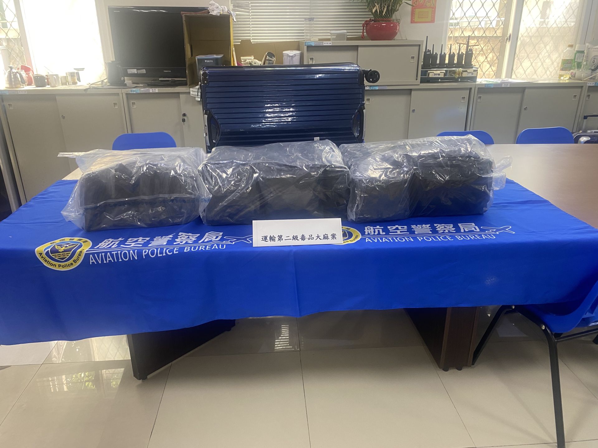 檢警查扣P女夾帶闖關的26包大麻，毛重達15.039公斤。