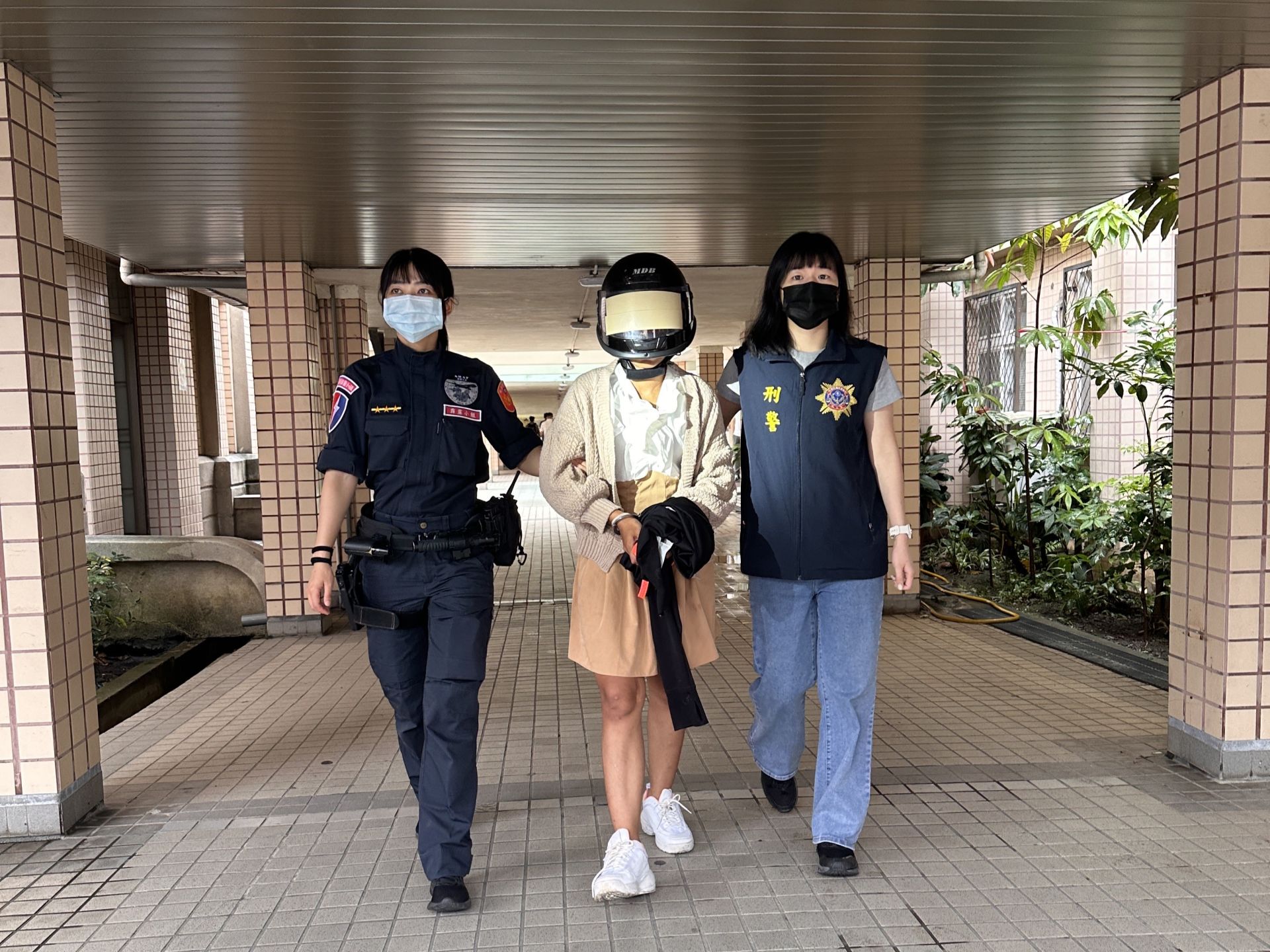泰籍P女因家中財務狀況不佳，遭販毒集團利誘，答應以「假觀光真運毒」的方式將毒品運送來台。