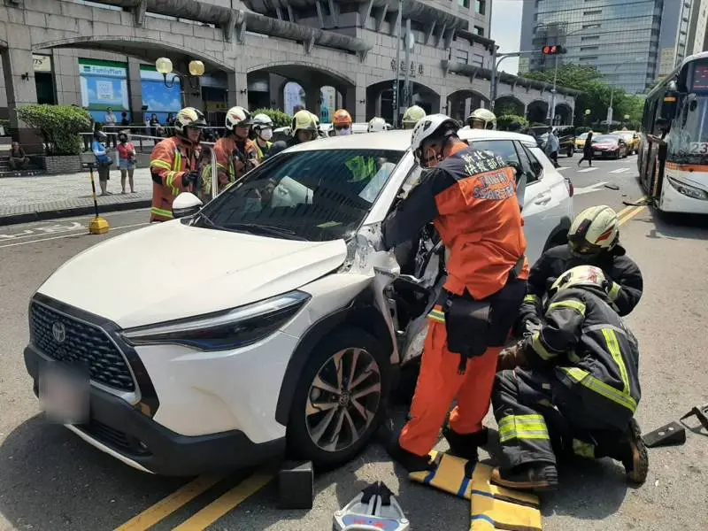 計程車車門扭曲變形，車上包含司機在內共3人受困。