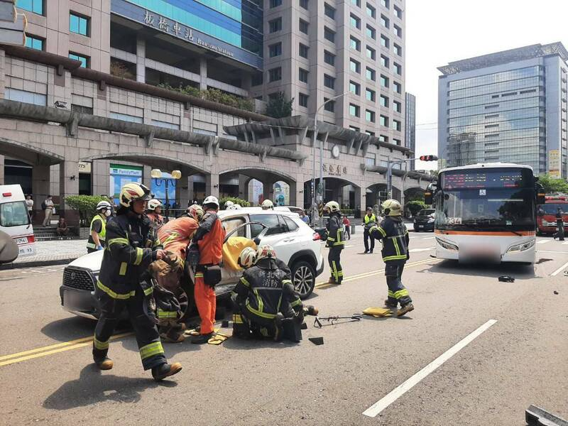 新北市板橋火車站北二門前，今（10）日中午12時許發生嚴重車禍。