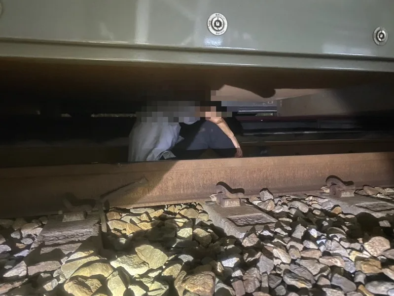 台鐵1268班次區間車，昨（10）日晚間19時許行經北新竹車站時，月台上1名男子卻突然落軌遭進站列車撞擊。