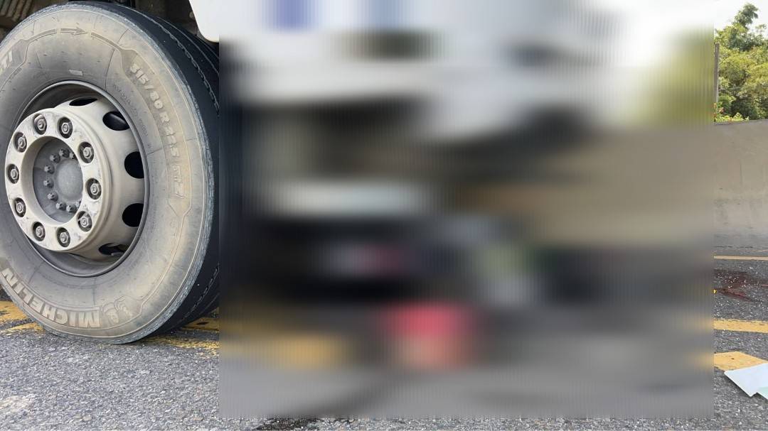 強大的撞擊力道讓機車與羅姓夫妻被捲入車底，拖行近20公尺。