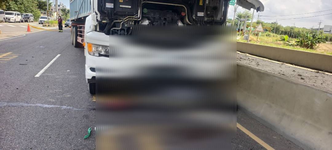 消防局接獲報案後，立即派遣大批人車趕往，動用破壞器材將捲入車底受困的老夫妻救出。