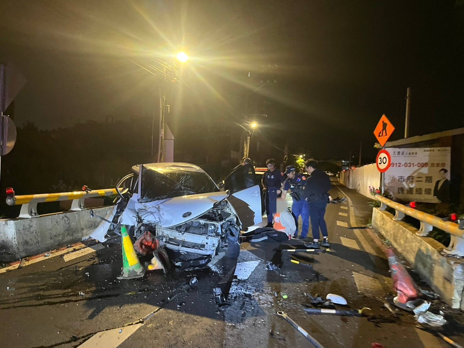 22歲黃姓車手在面交時，發現苗頭不對駕車逃逸，最終自撞橋墩狼狽落網。