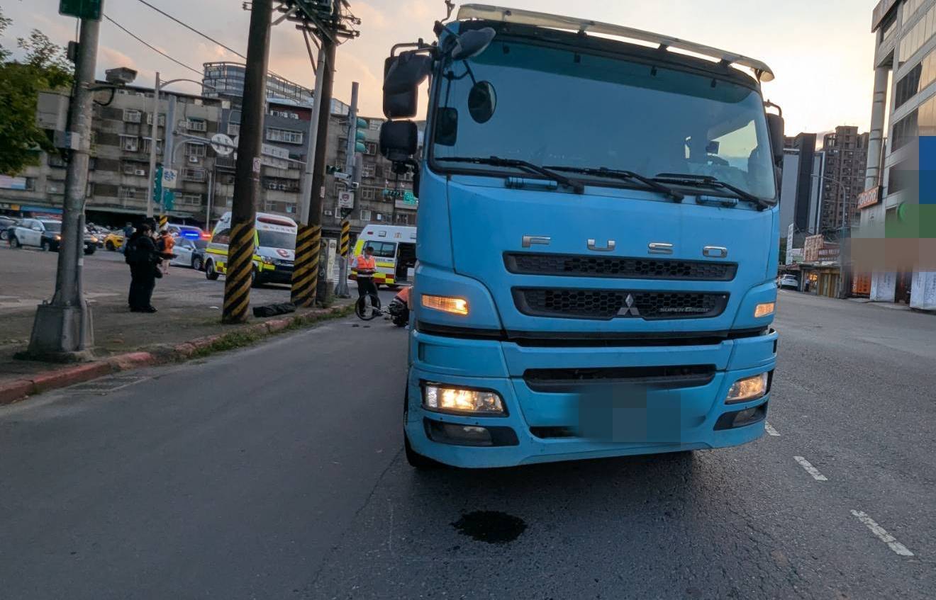 陳姓男子駕駛水泥預拌車，沿東新街往南方向行駛，在右轉南港路三段時，疑因未注意車前狀況，與同向簡姓婦人發生碰撞。