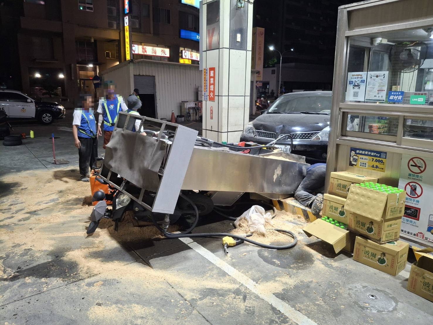 事故造成加油機有漏油情況，站方緊急關閉止漏閥，消防隊也到場戒備，並用木屑清除洩漏的油品。