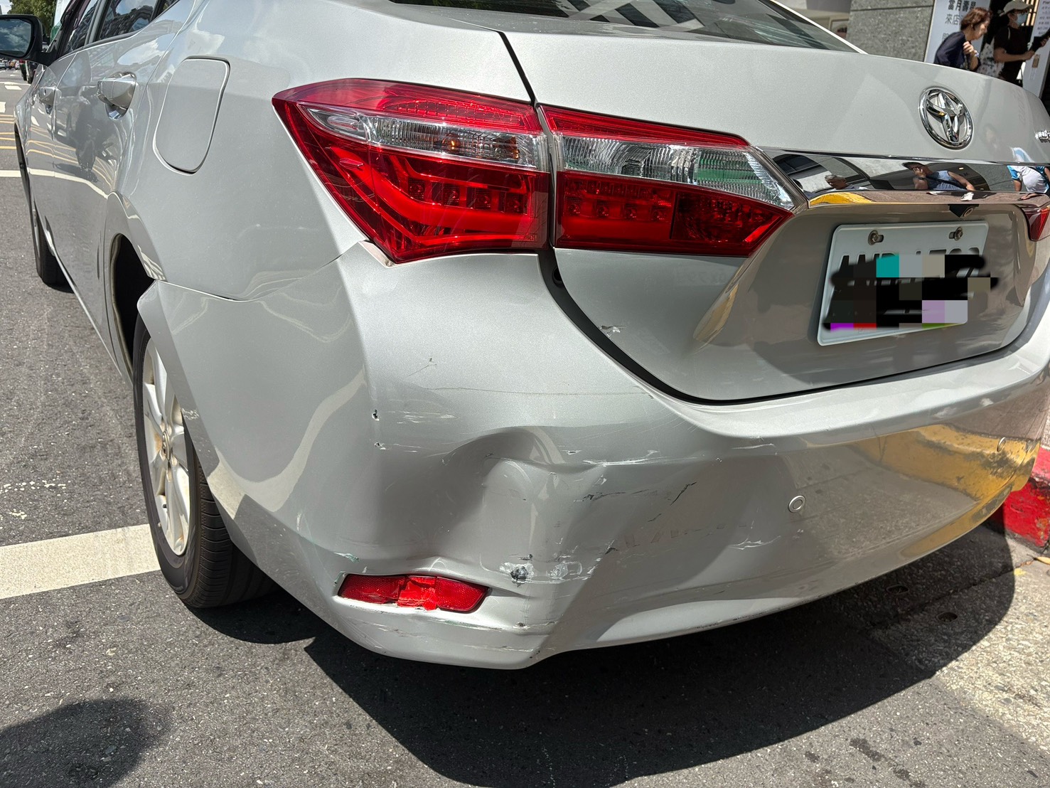 ▲▼2部遭波及的路旁黃線臨停車輛。