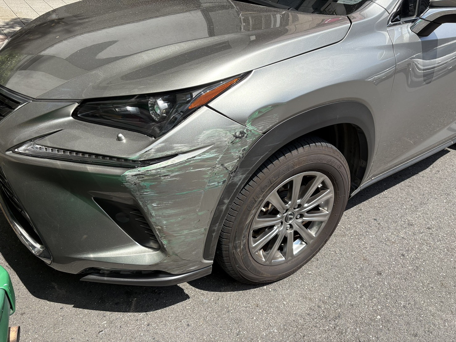 ▲▼2部遭波及的路旁黃線臨停車輛。