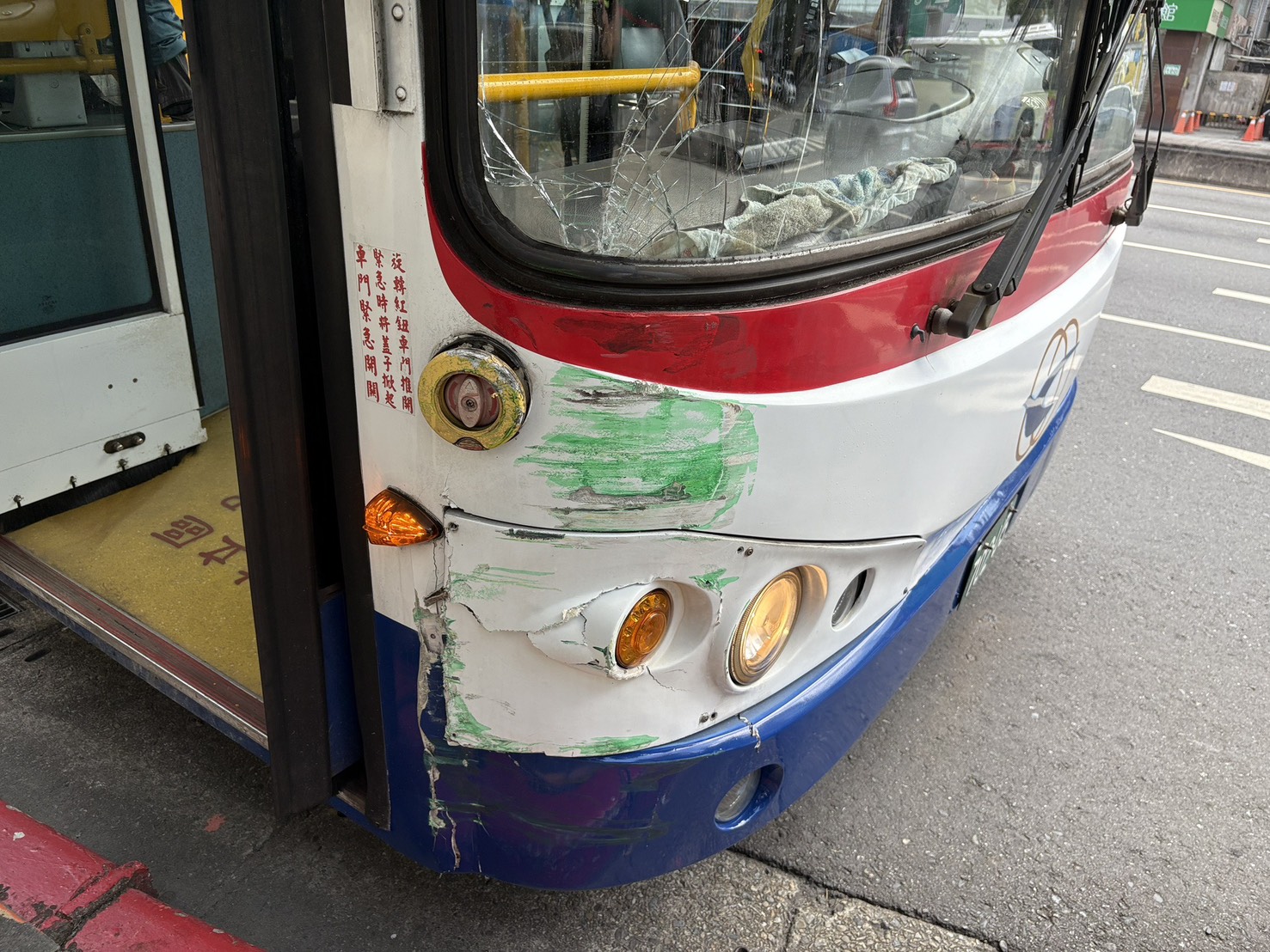 林男駕駛的公車。