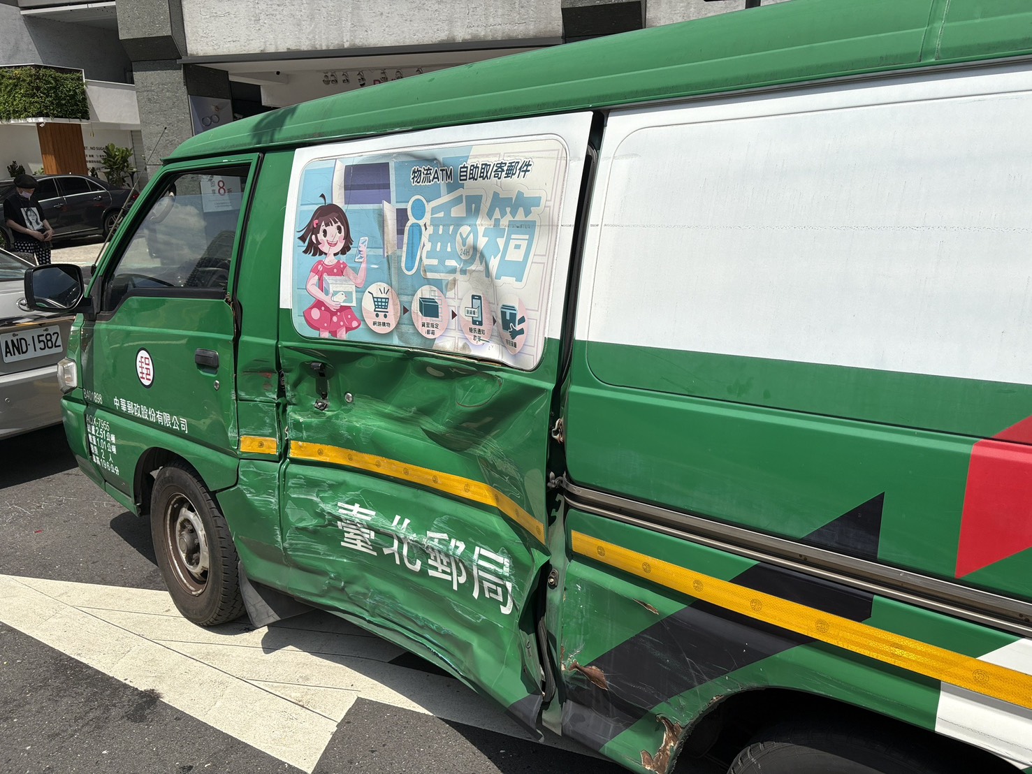 張男駕駛的郵務車。
