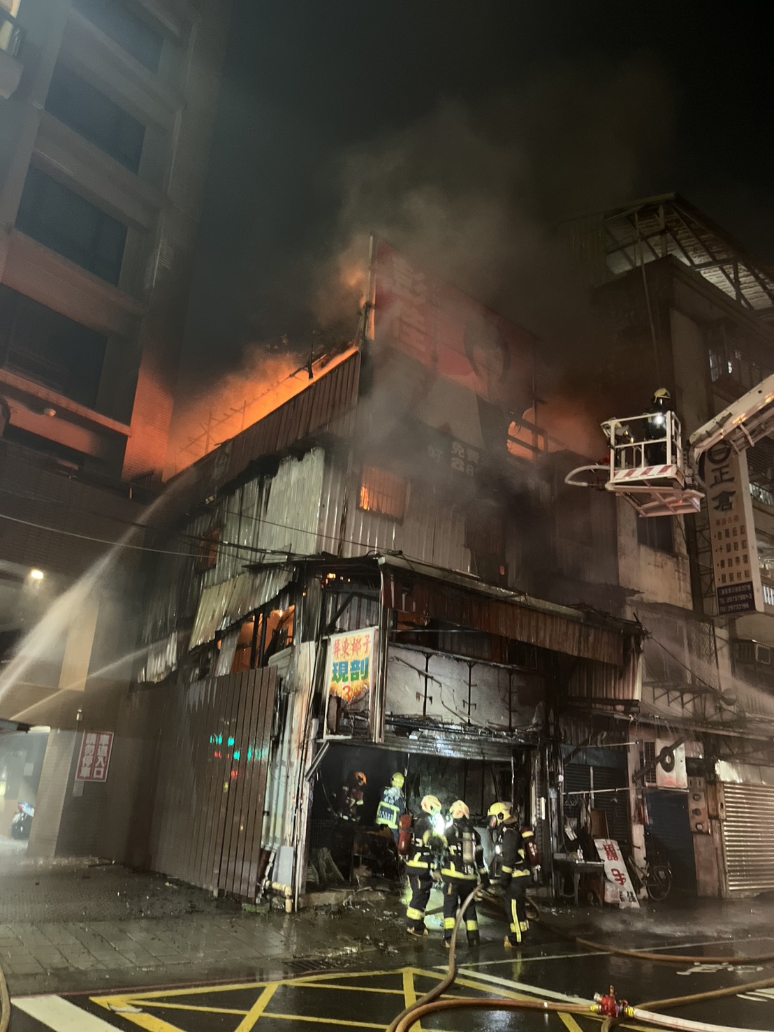新北市三重區環河南路1處三層樓建築物，今（14）日晚間19時許傳出火警。