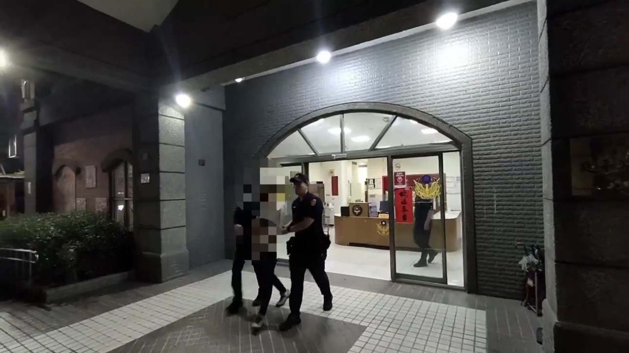 警方訊後依《毒品危害防制條例》、竊盜及毒品通緝等罪嫌，將廖男移送新北地檢署偵辦。