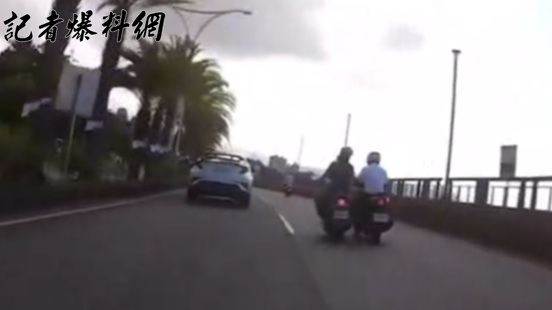 40歲陳姓男騎士在超車時，疑似未保持安全距離，與右方71歲陳姓老翁騎乘的機車發生擦撞。
