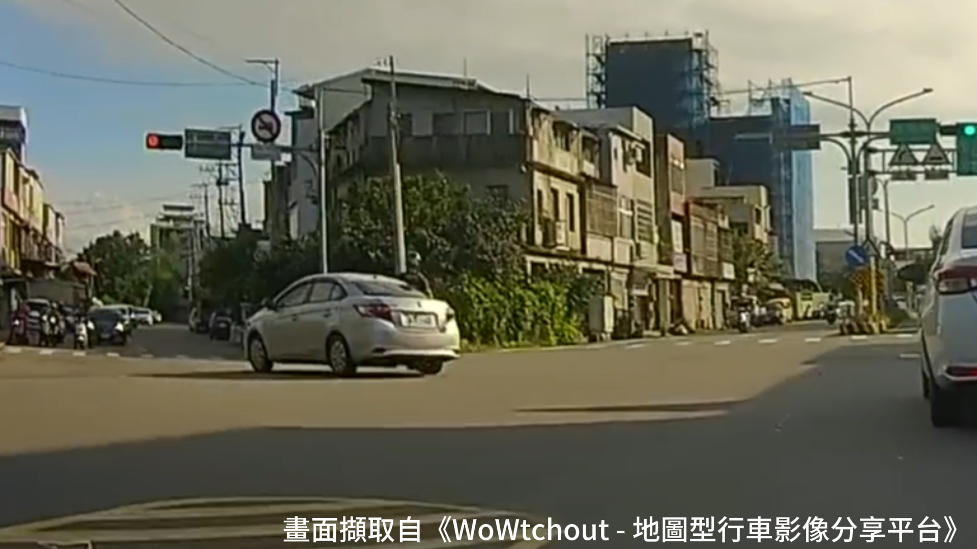 62歲吳姓女子駕駛轎車左轉時疑未禮讓，與對向1輛直行機車發生碰撞。
