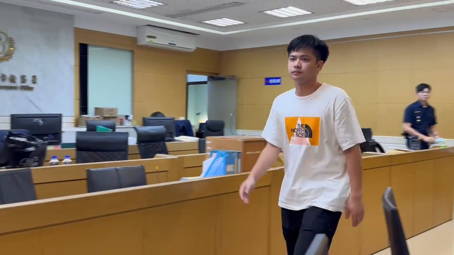 龔益霆交保後步出法警室時，神情平靜。