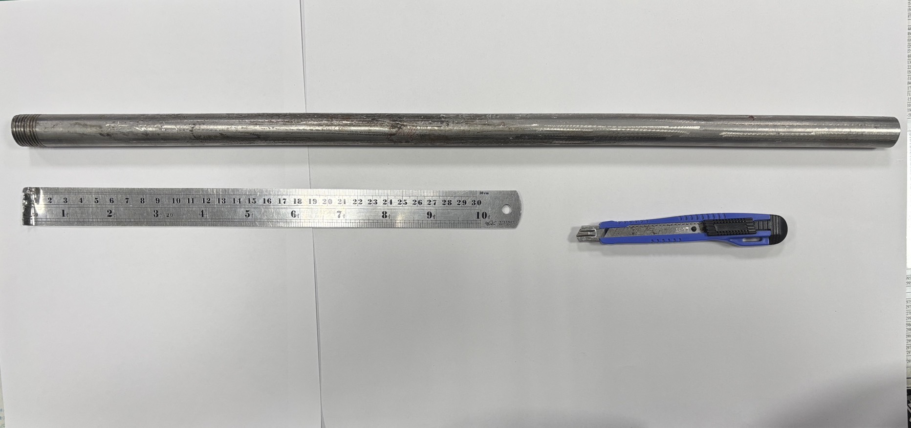 連男等人隨手抄起工地內鐵管、鐵尺及美工刀攻擊欠債不還的張男及其友人。