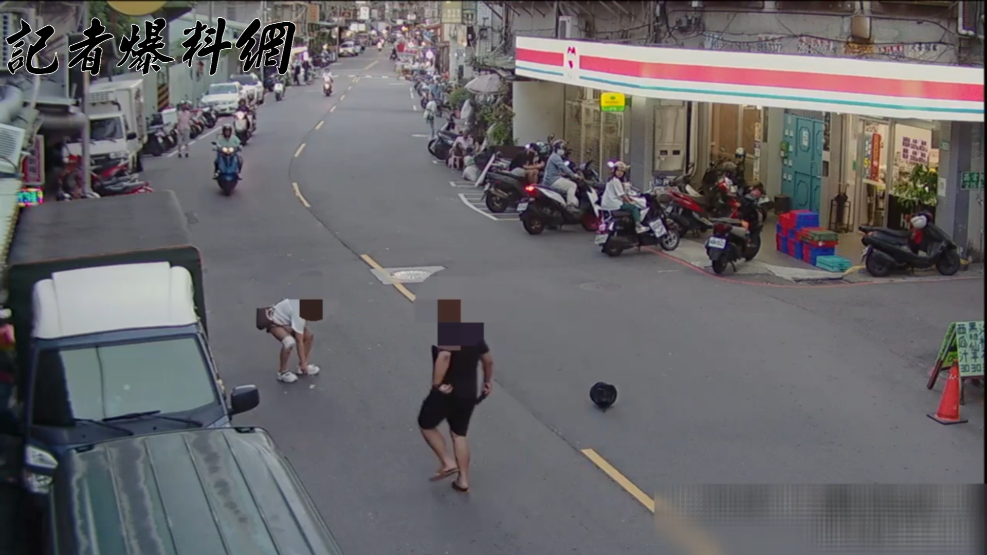 陳女19歲兒子見母親被推倒，氣勢洶洶上前助陣。