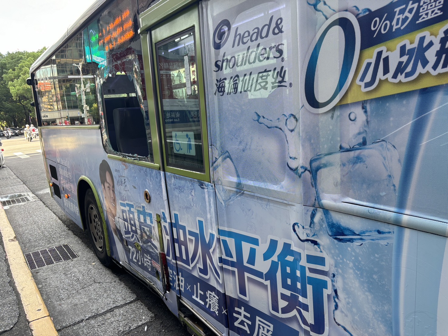 遭撞公車玻璃破損，割傷車上2名女乘客。