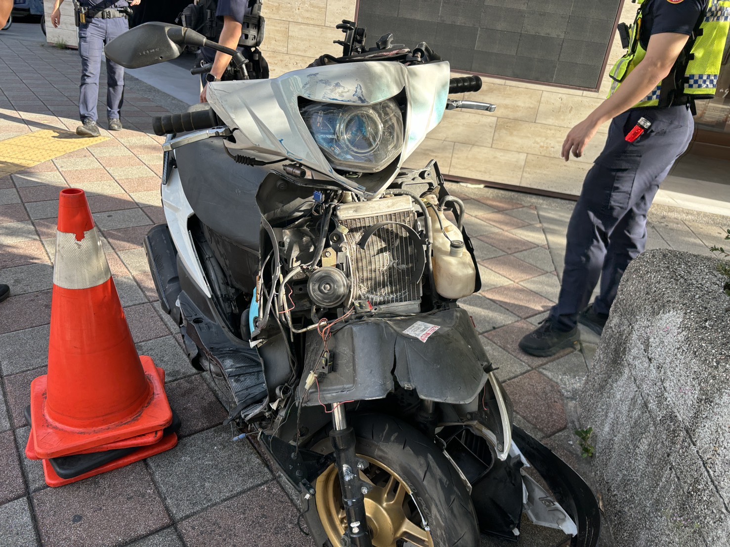 蒲男騎乘的機車車頭嚴重毀損。