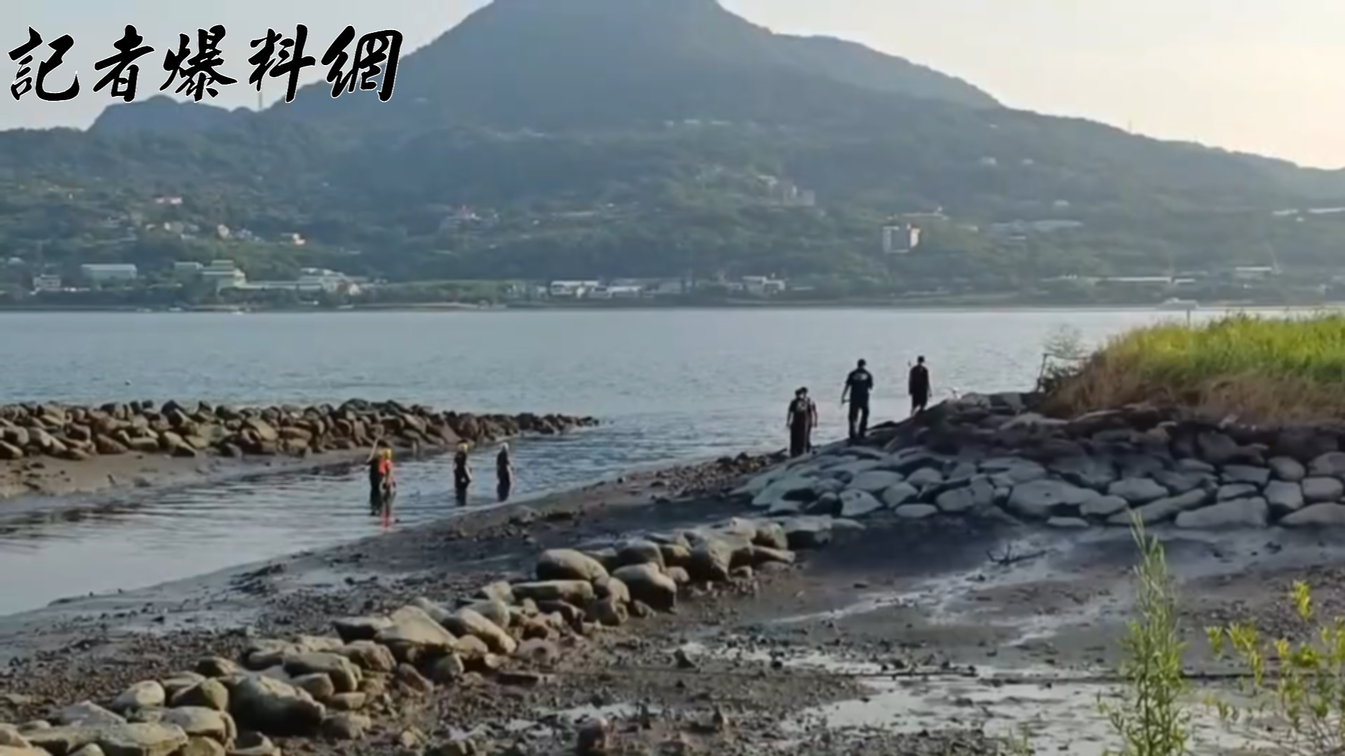 警方、消防人員及家屬在淡水河沿岸進行了多次地毯式搜索，但始終未能找到王婦的蹤影