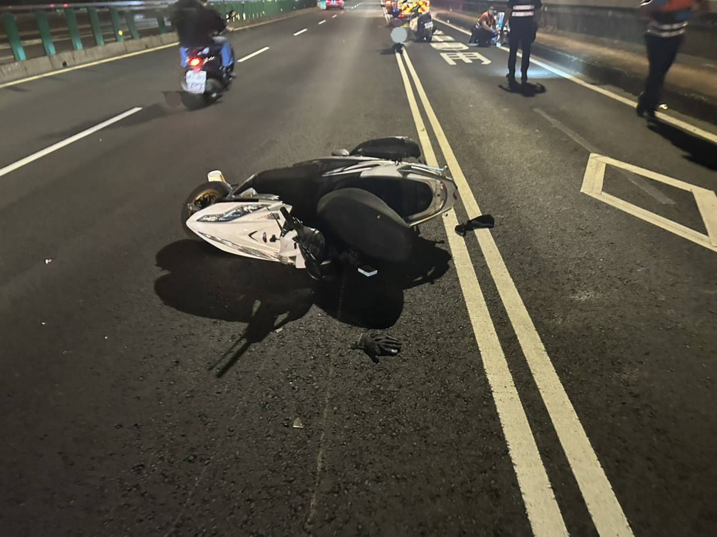 台北市內湖區民權大橋上，昨（19）日晚間22時許發生連環車禍。