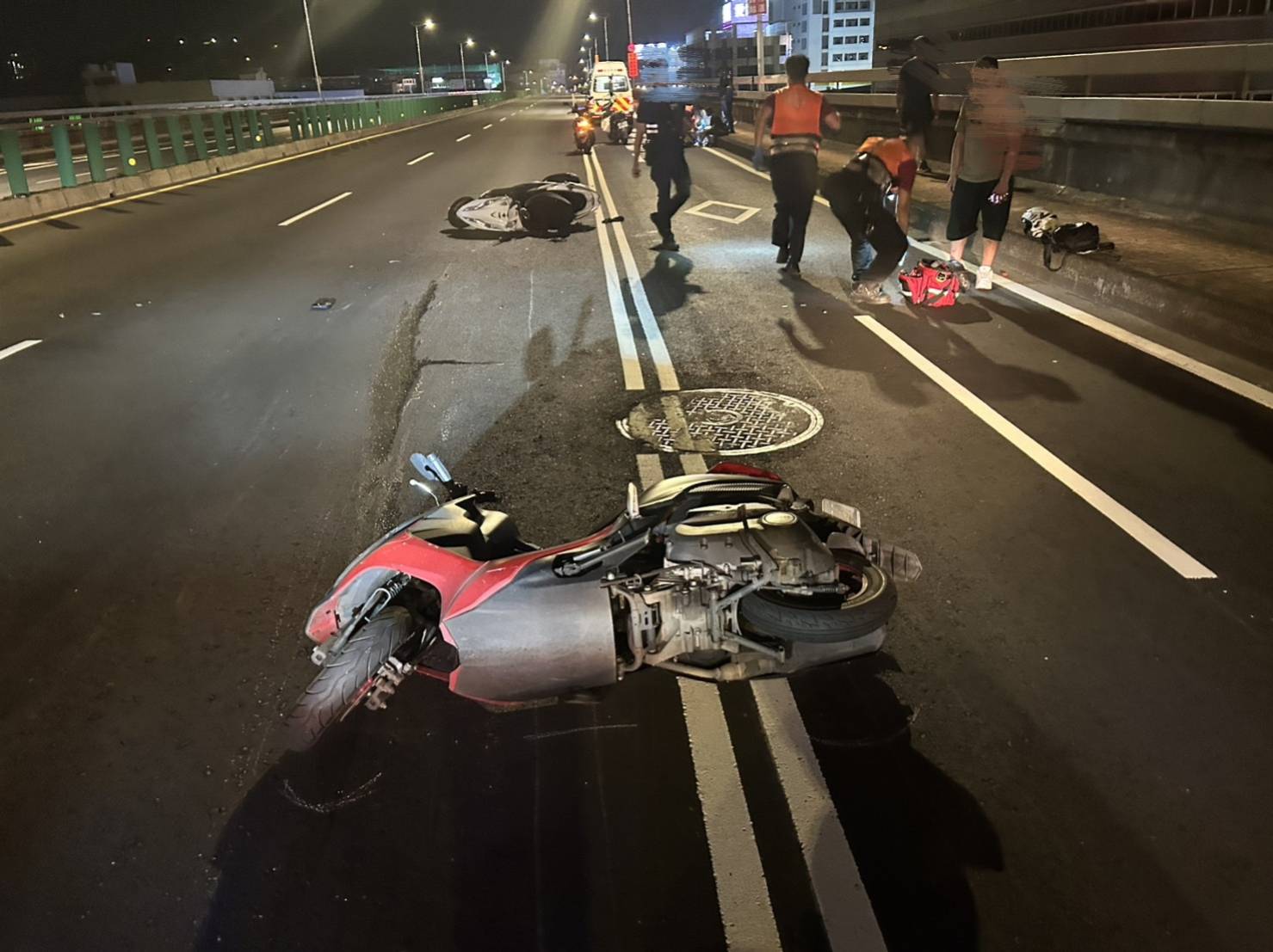 台北市內湖區民權大橋上，昨（19）日晚間22時許發生連環車禍。