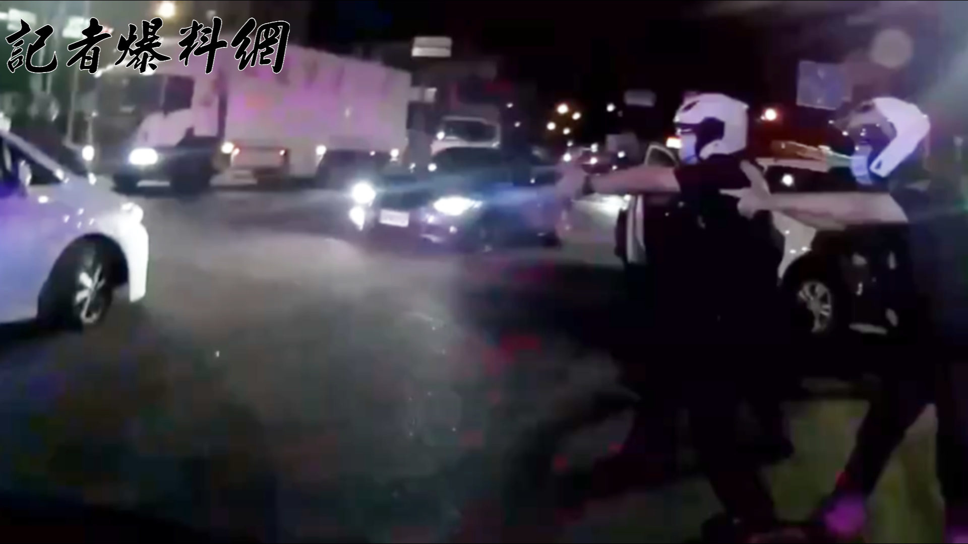 郭男於三和路、重陽路口與1輛自小客車發生碰撞，警方見狀對空鳴槍並朝嫌犯車輪射擊16槍，但郭嫌仍未停下，繼續逃竄。