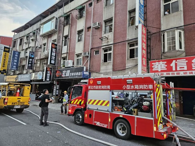 消防人員進入火場進行搜救，於臥室內找到全身嚴重燒燙傷的男子，現場已無生命徵象。經送往新店慈濟醫院搶救，最終仍回天乏術。