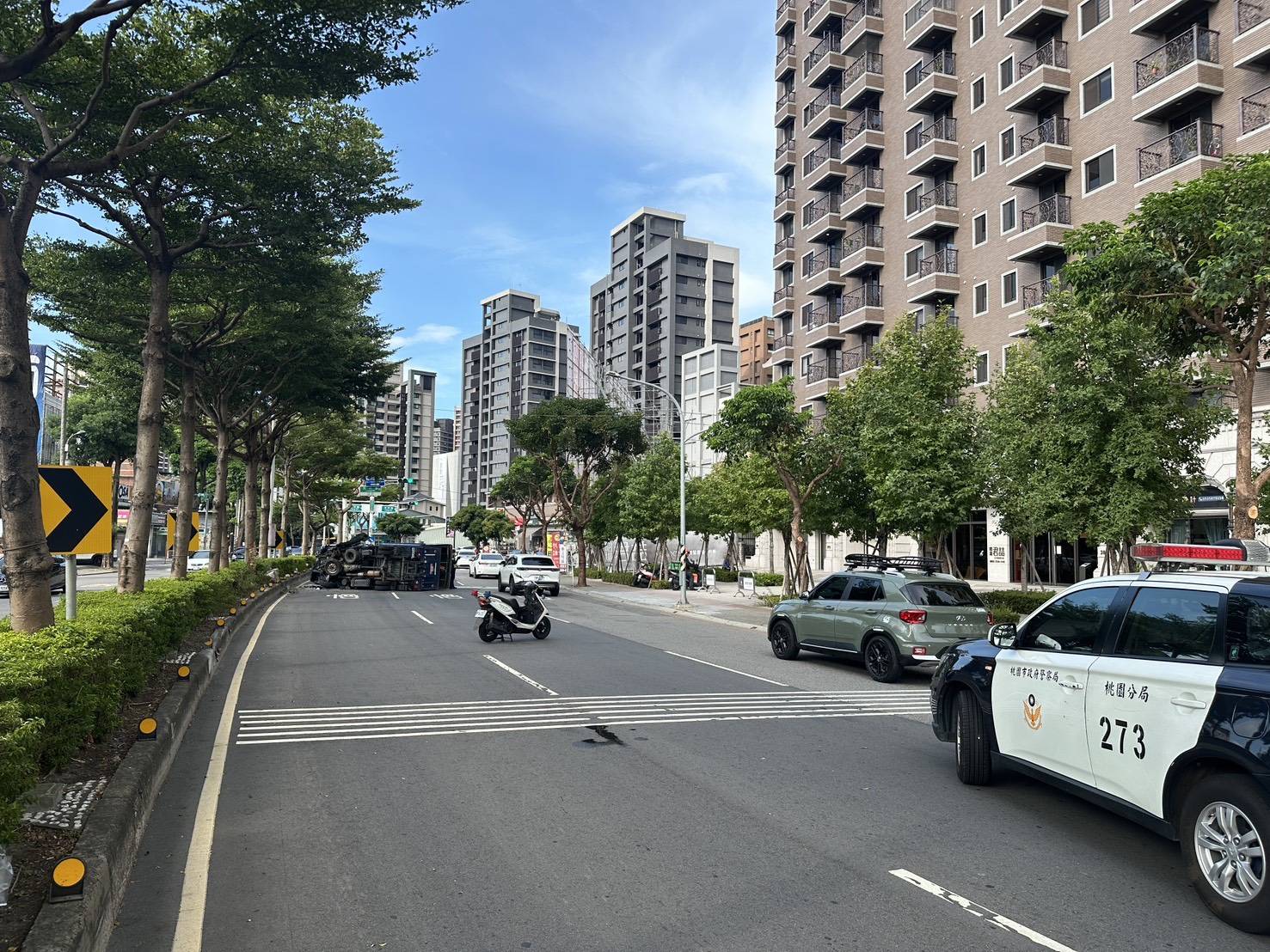 王姓男子駕駛小貨車沿國際路往力行路方向行駛,卻不明原因失控,直接撞上中央分隔島,強大撞擊力導致車輛當場翻覆。