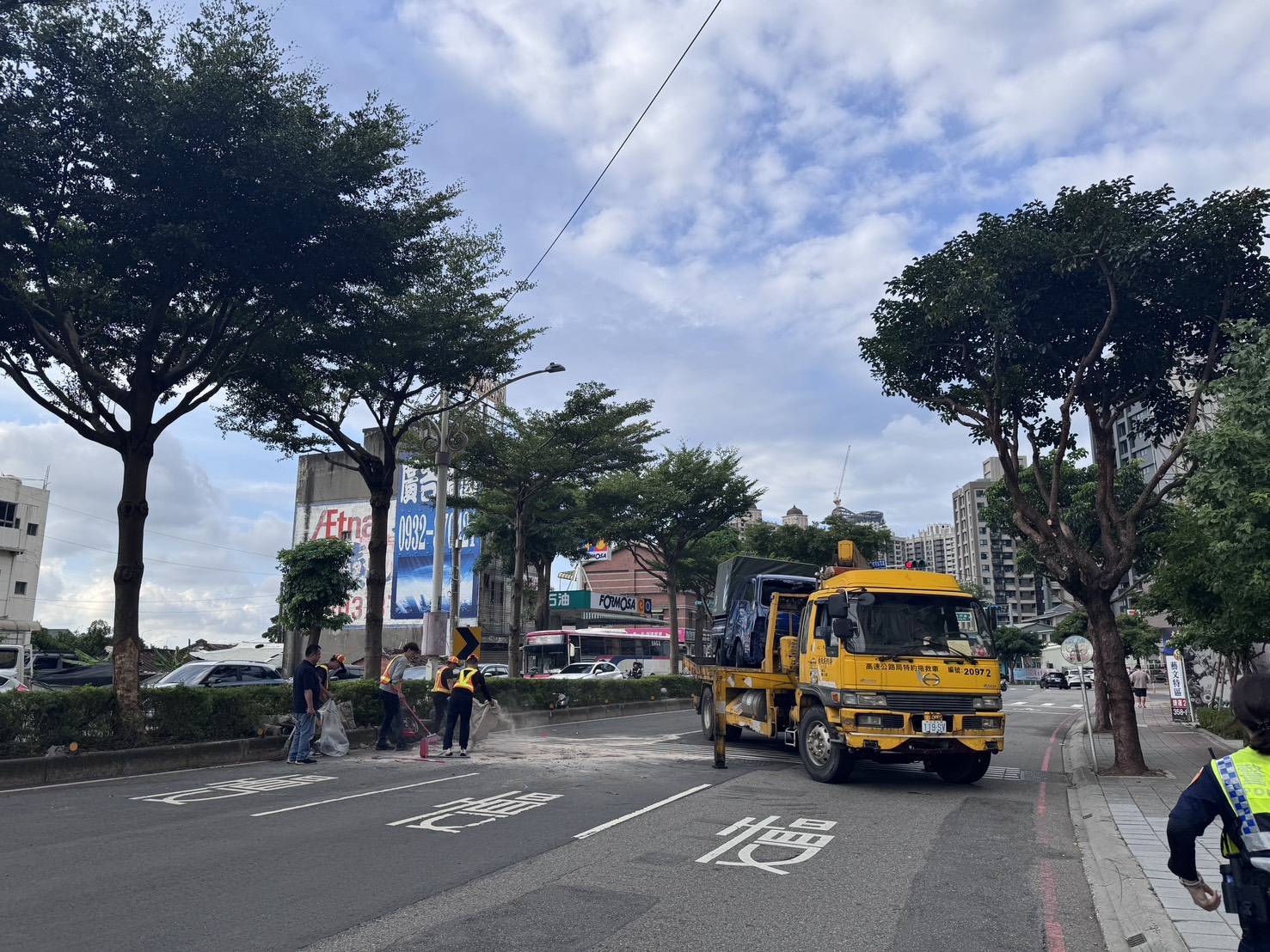 事故造成路面油污,警方通報工務局到場協助清理。