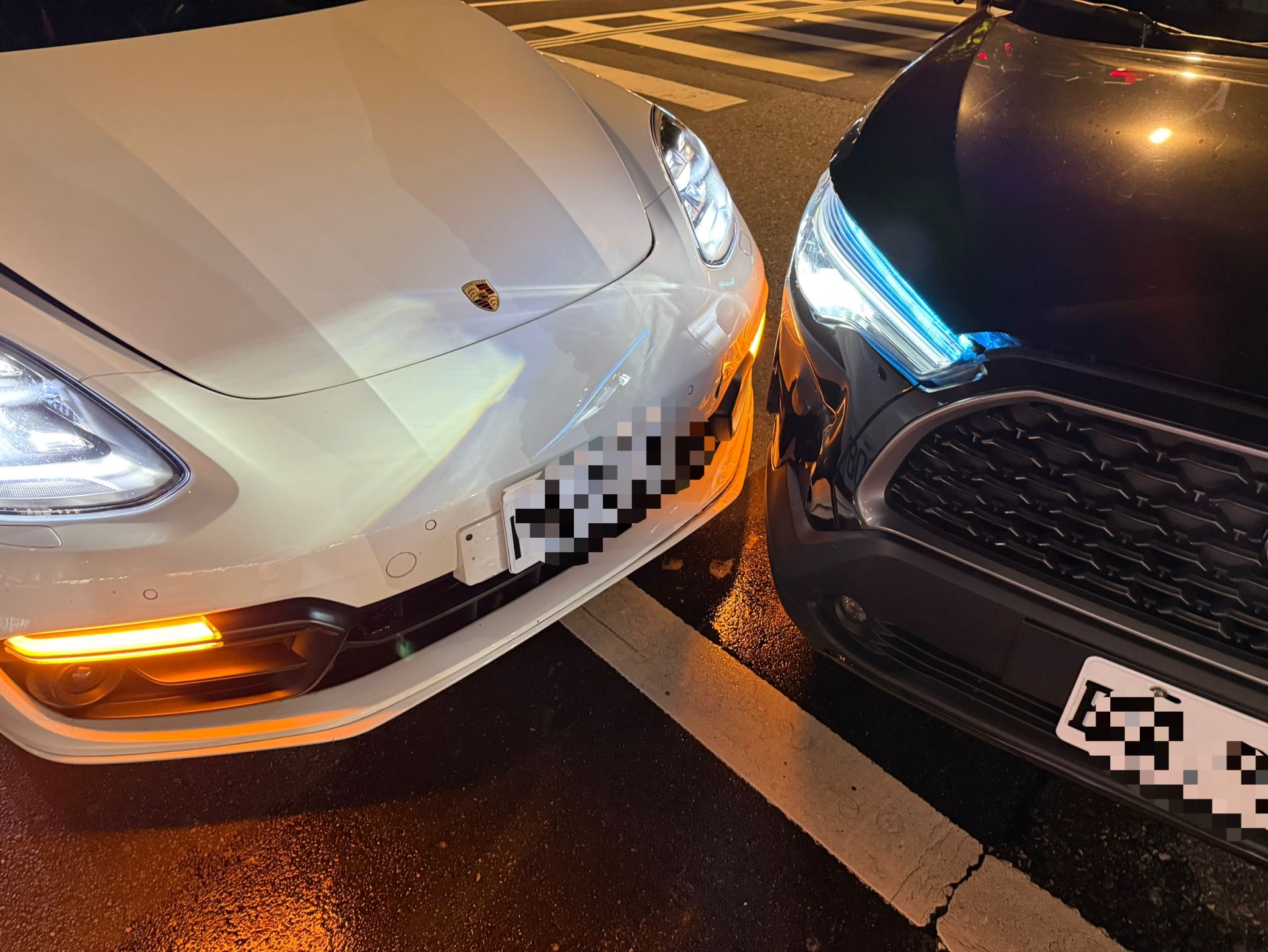 豐田Corolla Cross休旅車突然違規迴轉,與1輛直行的保時捷Panamera轎跑車發生碰撞。